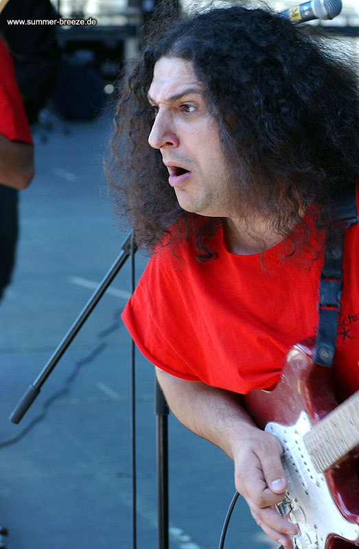 Bild eines Mitglieds der Band Defending The Faith beim Live-Auftritt.